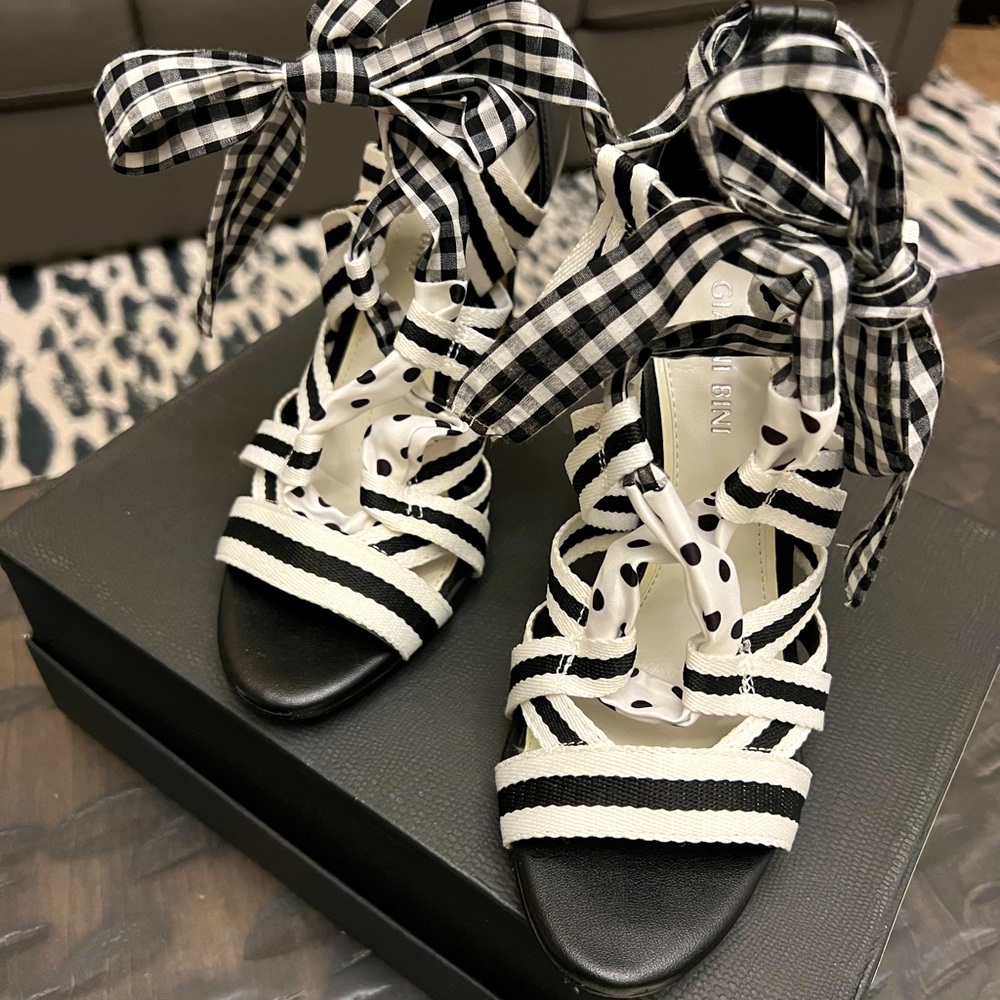 Gianni Bini black and white heeled sandals size 6